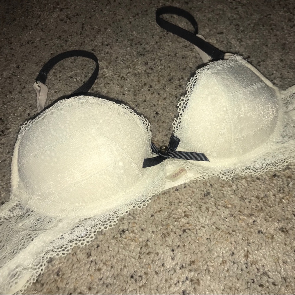 Victoria’s Secret Lightly Lined Plunge Bra 34A